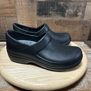 Crocs Women’s Work Clogs Black Slip Resistant Non-Slip Shoes Size W6